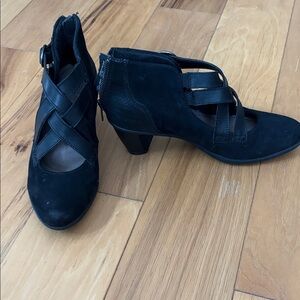 Earth black suede and leather pumps size 8.5.